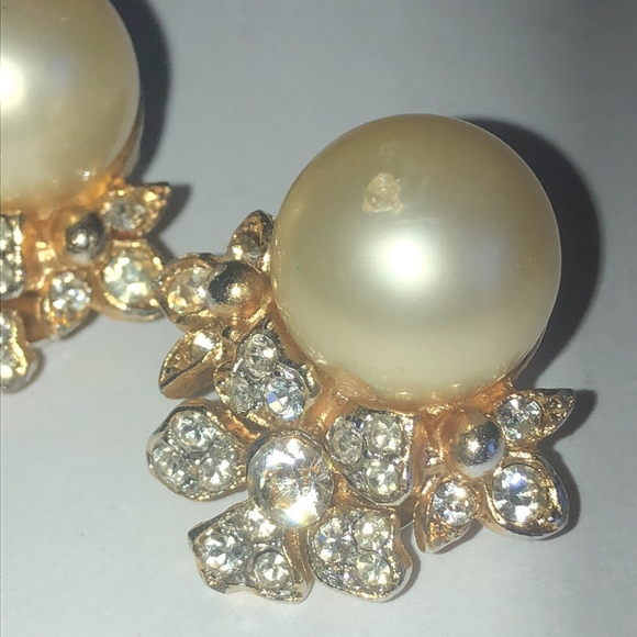 Kenneth Jay Lane KJL Vintage Gold Tone Faux Pearl CZ Rhinestone Clip On Earrings - Picture 3 of 8